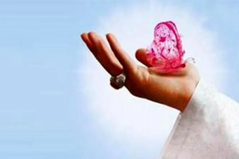 دستهای کوچک انتظار